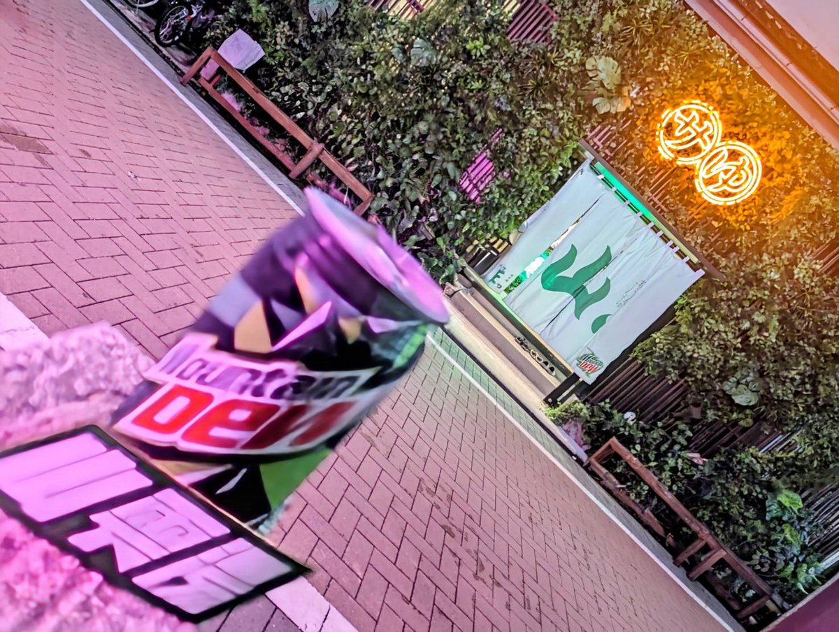 ouqq07's tweet photo. 【大型イベント】

『堀田湯』♨️𓈒𓂂𓏸

サントリーの炭酸飲料「マウンテンデュー」コラボイベント「山雫湯（まうんてんでゆ）」

ステッカーとマウンテンデューもらった！！

推しが「マウンテンデュー」
好きなので余計に嬉しいイベントです！！

#sauna
#サウナ
#堀田湯
#足立区
#マウンテンデュー https://t.co/2aeq3Z62e9