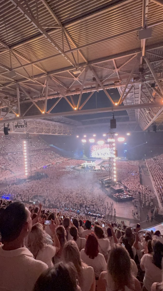 lallishovic's tweet photo. seeing backstreet boys again was the best day of my life https://t.co/pSeucADGE5