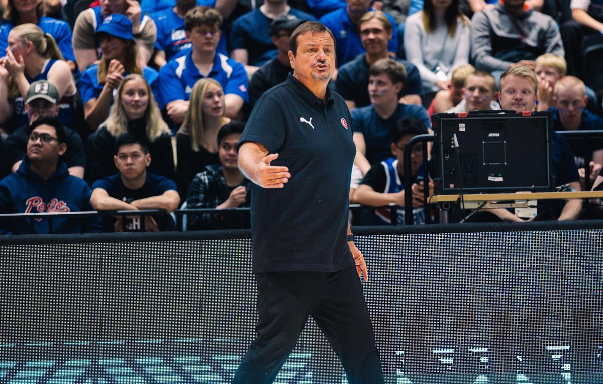 EurohoopsTR's tweet photo. 🚨 “Ergin Ataman ile ikinci maçta kavga ederdik.”

🏀 Avrupa basketbolunun tecrübeli pivotlarından Sofoklis Schortsanitis, kariyerinde Ergin Ataman’dan teklif aldığını ancak kabul etmediğini açıkladı:

🗣️ “Benimle iletişime geçti ama onun için oynamak istemediğimi söyledim. Oyunculara davranış biçimini sevmiyorum. 

Menajerime de ‘Onunla çalışırsam ikinci maçta kavga ederiz’ dedim. Aramızda kötü bir şey yaşanacağından emindim.”

(via SDNA)