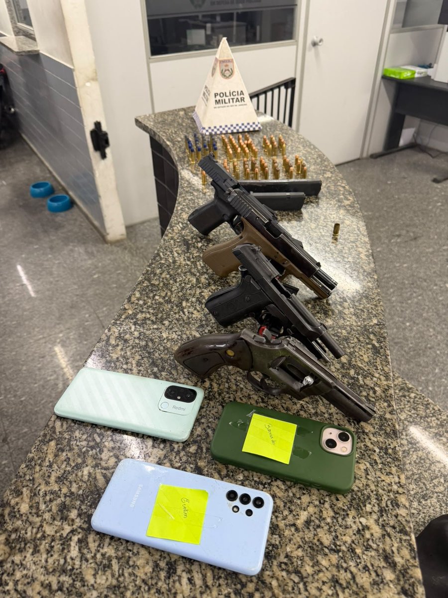 PMERJ's tweet photo. 🔫 QUATRO ARMAS SÃO APREENDIDAS EM CAMPOS
Policiais do #8BPM prenderam dois homens e apreenderam um adolescente após acompanhamento pela BR-101, em Morro do Coco, Campos. Foram apreendidas 4 pistolas/revólveres, 4 carregadores, 3 celulares e munições. https://t.co/Lsu2WoLXfP