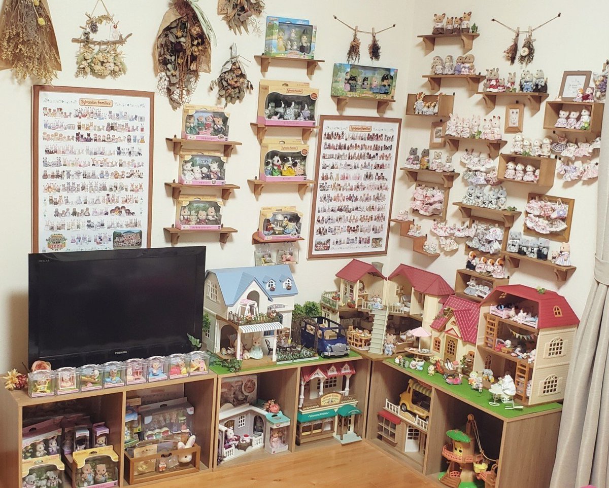 uhcsyn's tweet photo. 2020年~シルバニアファミリーのお洋服を作っています🌷

刺繍､縫製すべて手縫いで仕上げています🪡

シルバニアちゃんの可愛らしさを少しでも引き立てられるよう､心を込めてお洋服をお作りしたいと思っています☺

#シルバニアファミリー
#sylvanianfamilies https://t.co/6YfblHbiHM