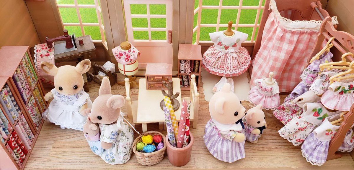 uhcsyn's tweet photo. 2020年~シルバニアファミリーのお洋服を作っています🌷

刺繍､縫製すべて手縫いで仕上げています🪡

シルバニアちゃんの可愛らしさを少しでも引き立てられるよう､心を込めてお洋服をお作りしたいと思っています☺

#シルバニアファミリー
#sylvanianfamilies https://t.co/6YfblHbiHM