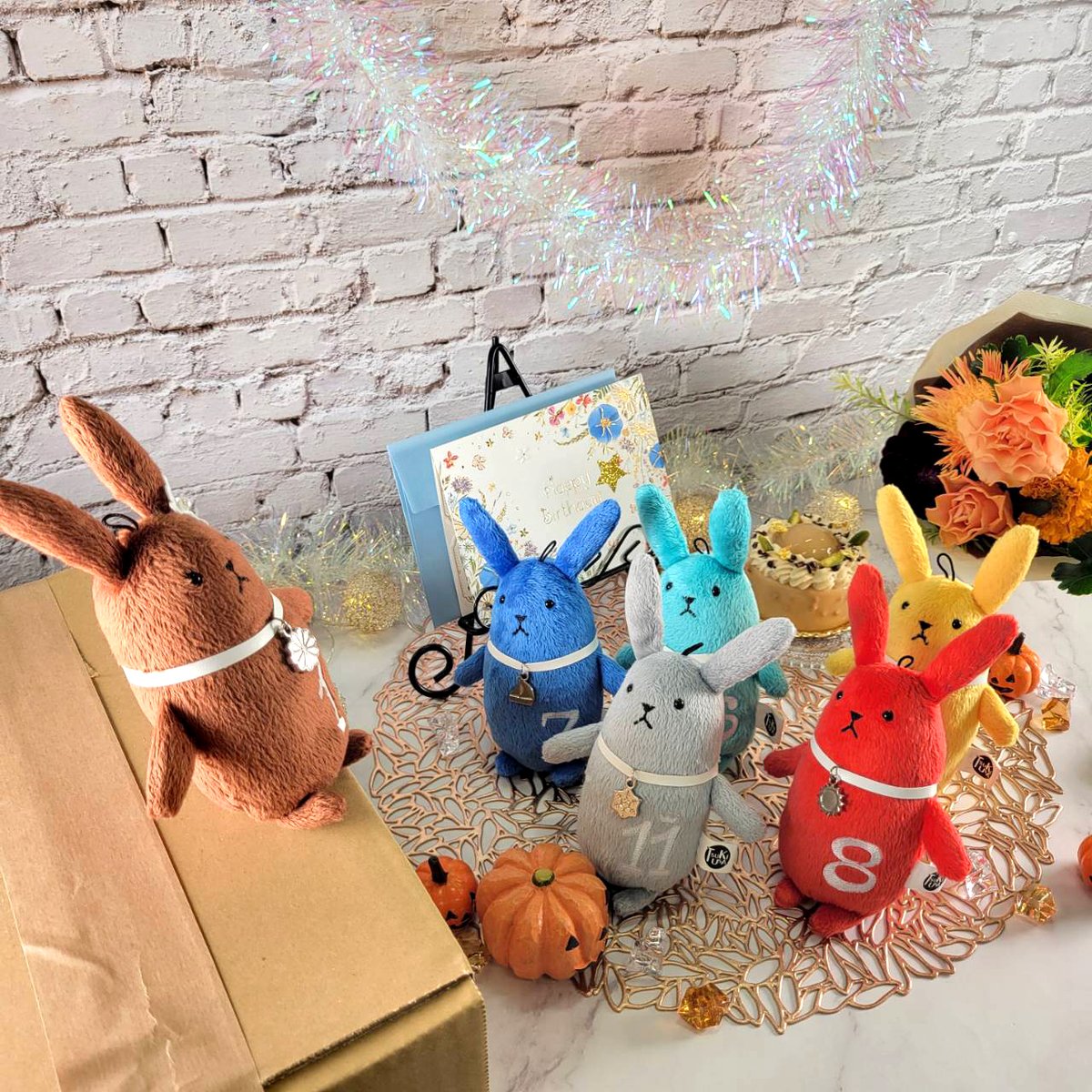 tsukiuta1's tweet photo. ☆本日は麗奈誕生日③☆

🚪＼ピンポーン／

結「ん？誰か来た？」
麗「あっ、多分私の荷物！はいはい、今行きまーす！✨」
椿「ダッシュで行ったわね」
結「あんなに目をキラキラさせてたということは…」
麗「…ふー、よいしょっと」📦📦📦📦📦📦📦📦📦
あ「す、すごい量のダンボールだね!?」
麗「オタクに『自分の誕生日』とか買い物の大義名分を与えたらご覧のありさまだよ」ﾎｸﾎｸ
祭「と、言いつつ嬉しそう」
瑞「お仕事を頑張った対価で自分を労わる、とても素敵だと思うわ」
椿「ええ。自分自身の心がどうすれば喜ぶかを知っていることは尊いことよ」
麗「えへへ、だよね～！これでまたたくさん頑張れるし！」

#伊地崎麗奈生誕祭2026