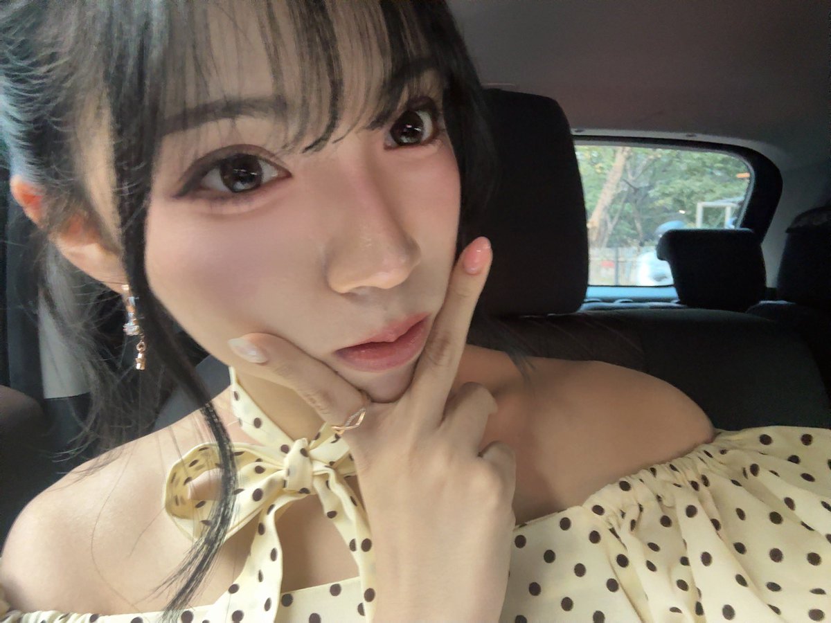 Aralie_JKT48's tweet photo. TERIMA KASIH UNTUK HARI INII!! serunya kumpul dan ketemu Bihunku sama oshiku!!! pengalaman pertama ku visit bersama lilyyy 🫶🏻🫶🏻🫶🏻 semoga bisa bertemu di lain kesempatan yaaa! jangan lupa makan malam nantiii! aku mau lanjut makan bihunku ayam bakar pedas abis ini 😋 hati-hati di perjalanan pulang iyaaa!