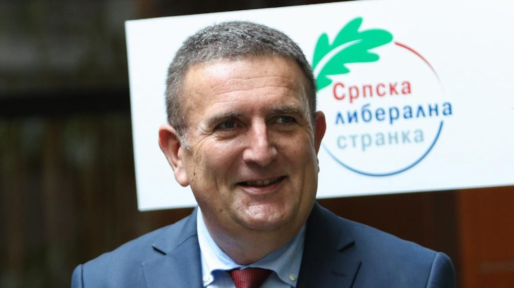 Alex_Marton's tweet photo. Ovaj prevarant dr Žujović je u Kuli dobio 74 glasa, a "sakupio" 520 potpisa za kandidovanje.

Sada je "sakupio" 10.000.

Prevarantu niti jedan glas!!!!!!!!!!!

#studentipobeđuju 3 https://t.co/WeBNxWNUp1