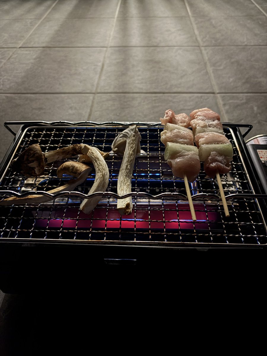 VELLFIRE30h's tweet photo. モンテは負けたようですが、我が家では秋の味覚を満喫
暗いけど松茸をお客さんからいただきました♪
松茸だけでは足りないので余ってた焼き鳥も… https://t.co/KcbbBHiOmW