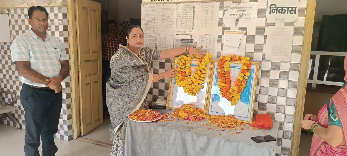 sbmkanpurnagar's tweet photo. गांधी जयंती के अवसर पर कानपुर नगर के समस्त नगर निकायों द्वारा राष्ट्रपिता महात्मा गांधी जी को श्रद्धापूर्वक नमन किया गया।

सत्य, अहिंसा और सेवा के उनके आदर्शों को स्मरण करते हुए उन्हें शत्-शत् नमन। 🙏

#GandhiJayanti #MahatmaGandhi #KanpurNagar #Kanpur #गांधीजयंती https://t.co/nnRbRpQgB4
