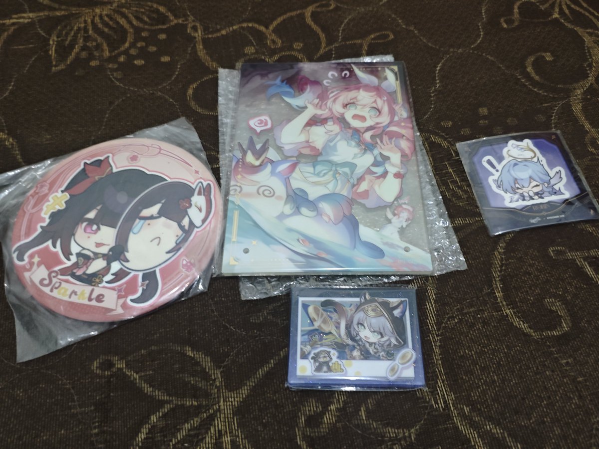 Frihan8's tweet photo. Last batch ya
Kayanya banyak yg dm susah jd bisa ke ig aja @frihantri ya

Pict 1 
- kuji sparklee standee pin 50k
- hyacine 150k
-chiper 50k
Take all 200k bonus stiker robin

Pict 2 zzz
take all 300k
- paket 1 tiket,1film card &amp; polaroid 100k

#warunghoyo #warunghsr #warungzzz https://t.co/dQ2U06JBc0