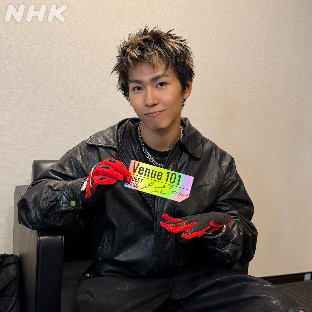 nhk_venue101's tweet photo. 📣このあと23:00~ 
#Venue101EXTRA WEEK2放送📡

配信はこちらから👇
https://t.co/urNvCs1zm6

🕺#AyumuImazu🕺

番組パスにサインをいただきました📸 https://t.co/skvwnxL1v5