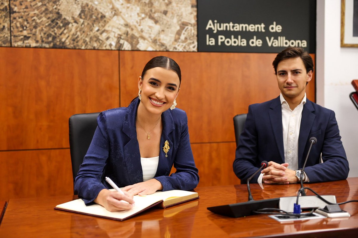 JCF_Valencia's tweet photo. 🏆 La Pobla de Vallbona ha rebut hui als participants del campionat de Truc de les Juntes Locals de la Comunitat Valenciana.

✨ Un esdeveniment multitudinari que ha unit als fallers de les diferents poblacions per a disfrutar d'un torneig en el qual el vertader premi és la germanor.

👑 La FMV ha eatat present en este acte, desitjant sort a tots els participants i acompanyant-los en este esdeveniment tan especial.

📸 @Fotofilmax
