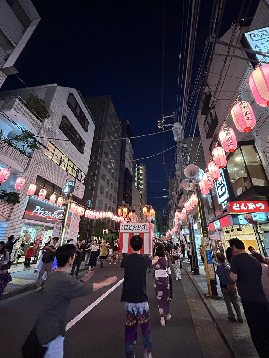 apteLab2026's tweet photo. 【本日の一報🎤】
養成所最寄駅「中野新橋駅」
今夜は民謡踊りで賑わっています✨🎵

街総出で盛り上がりを見せています…！
素敵な街と学舎で一緒に学んでみませんか✨

#アプトプロ #アプトラボ #声優養成所 https://t.co/RAUW5UmAw1