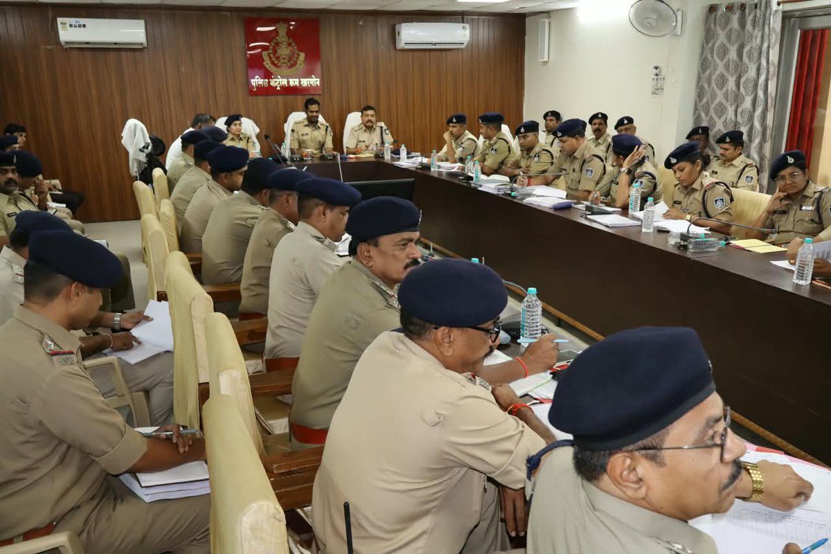 khargonepolice1's tweet photo. खरगोन श्री रविन्द्र वर्मा की अध्यक्षता में पुलिस कंट्रोल रूम में अपराध समीक्षा बैठक आयोजित।
🔹लंबित अपराधों व मर्ग/शिकायतों का शीघ्र निराकरण
🔹अवैध गतिविधियों व असामाजिक तत्वों पर सख्त कार्रवाई 🔹आगामी त्योहारों के दृष्टिगत सोशल मीडिया निगरानी व अलर्ट रहने के निर्देश https://t.co/cSiaWDxjWw
