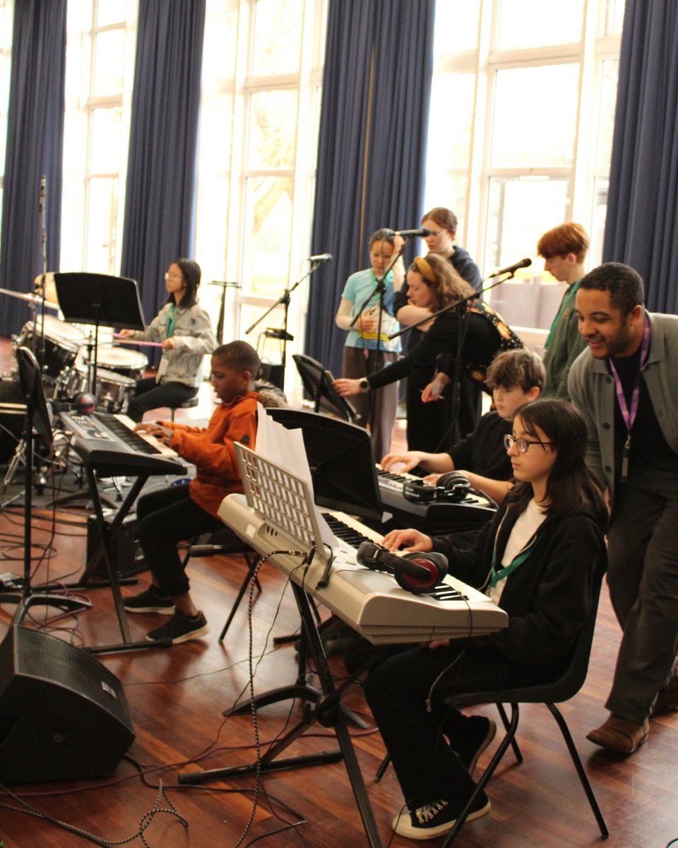 KentMusic's tweet photo. Orchestra ONE is BACK October half term!

The Orchestra of New Experiences is a creative ensemble for young musicians aged 11-18. 

🎤🎻🎹🎧 Singers, instrumentalists and those into music tech are all welcome!

🔗 https://t.co/p9ESm4KNss

#OrchestraOne #KentMusic #HalfTermCourses https://t.co/0Hajo645v0