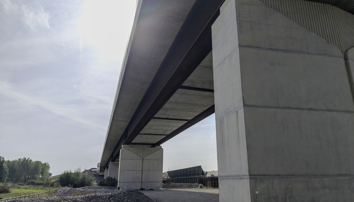 HS2ltd's tweet photo. This week we'd like to share these fantastic photos of our Westbury viaduct👇📷.

Crossing across a floodplain of the River Great Ouse near Brackley, the 320m structure uses an innovative ‘double composite’ structure which allows a more efficient use of concrete and steel than a traditional approach, helping to cut carbon in construction.

#HS2InPictures