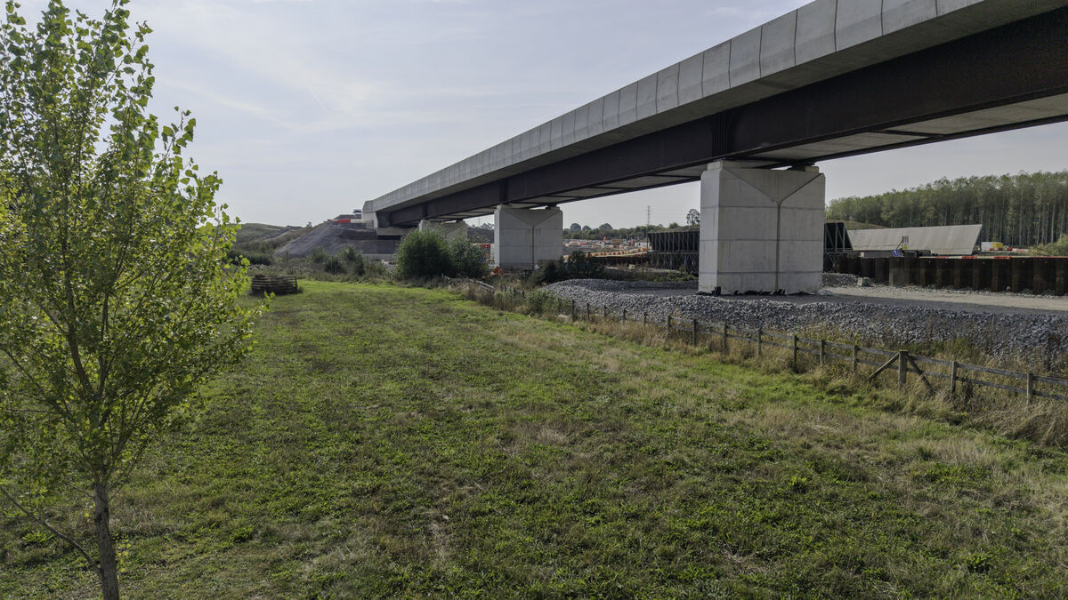 HS2ltd's tweet photo. This week we'd like to share these fantastic photos of our Westbury viaduct👇📷.

Crossing across a floodplain of the River Great Ouse near Brackley, the 320m structure uses an innovative ‘double composite’ structure which allows a more efficient use of concrete and steel than a traditional approach, helping to cut carbon in construction.

#HS2InPictures