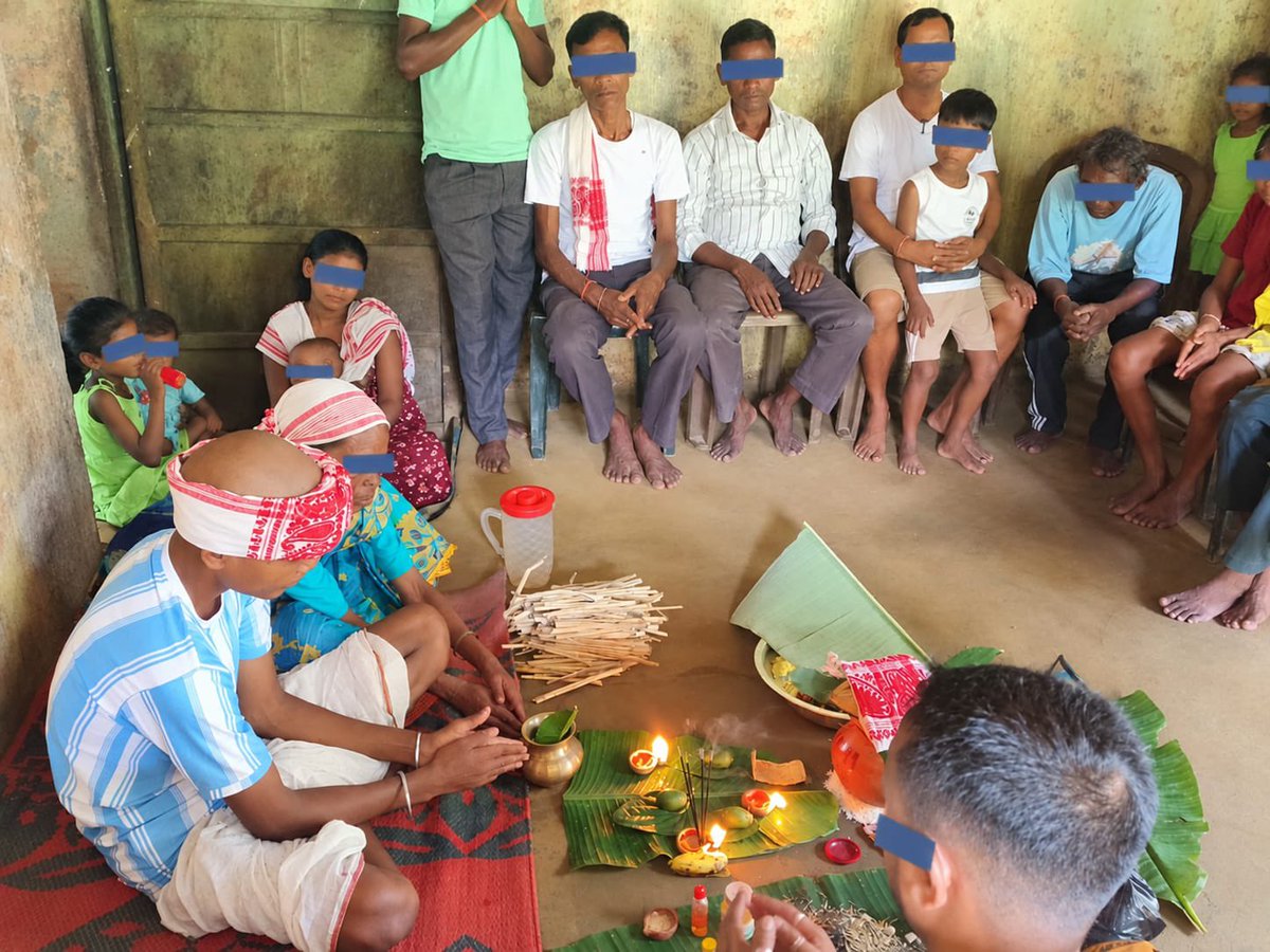 swati_gs's tweet photo. ANOTHER IMPACT

By making false promises of curing her ill husband through “prayers to Jesus and miracles”, Pastor Biresh Tanti who is active in Biswanath Chariali area of Assam managed to convert Rina Munda and her family to Christianity

The husband died and the family was cut off from the community

But such was the fear instilled in their hearts that a bigger calamity would hit them if they “reverted to praying to Satan” that the family remained as they were

𝐓𝐡𝐚𝐧𝐤𝐬 𝐭𝐨 𝐲𝐨𝐝𝐝𝐡𝐚𝐬 𝐨𝐧 𝐠𝐫𝐨𝐮𝐧𝐝, 𝐭𝐡𝐞 𝐟𝐚𝐦𝐢𝐥𝐲 𝐢𝐬 𝐧𝐨𝐰 𝐨𝐮𝐭 𝐨𝐟 𝐭𝐡𝐚𝐭 𝐛𝐫𝐚𝐢𝐧𝐰𝐚𝐬𝐡𝐢𝐧𝐠 𝐚𝐧𝐝 𝐡𝐚𝐬 𝐟𝐨𝐫𝐦𝐚𝐥𝐥𝐲 𝐞𝐦𝐛𝐫𝐚𝐜𝐞𝐝 𝐕𝐞𝐝𝐢𝐜 𝐒𝐚𝐧𝐚𝐭𝐚𝐧𝐚 𝐃𝐡𝐚𝐫𝐦𝐚 𝐲𝐞𝐬𝐭𝐞𝐫𝐝𝐚𝐲
 
We are helping them rehabilitate under our identity reclamation program: https://t.co/WsATZo3qiH

राष्ट्र सेवा वै शुद्धि

@LegalLro