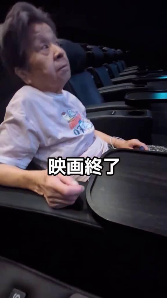 itm_nlab's tweet photo. みんなこうなったよね……

ちいかわが大好きな84歳おばあちゃん、ウキウキで映画館へ→鑑賞後……「そうなりますよね」　まさかの姿に「心配です」「複雑だよ」
https://t.co/HFT64bRh4E https://t.co/ASmYtpbntW