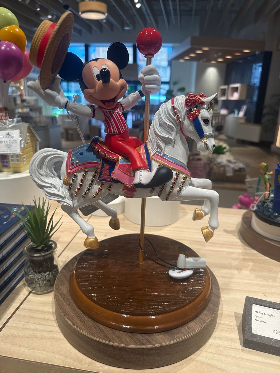 DisneyGazetteFr's tweet photo. #disneylandparis Qui souhaite enrichir sa collection avec ce joli #mickey sur un cheval du carrousel ?
Il faudra y mettre le prix (119€).
#disney https://t.co/e1owl5u4YW
