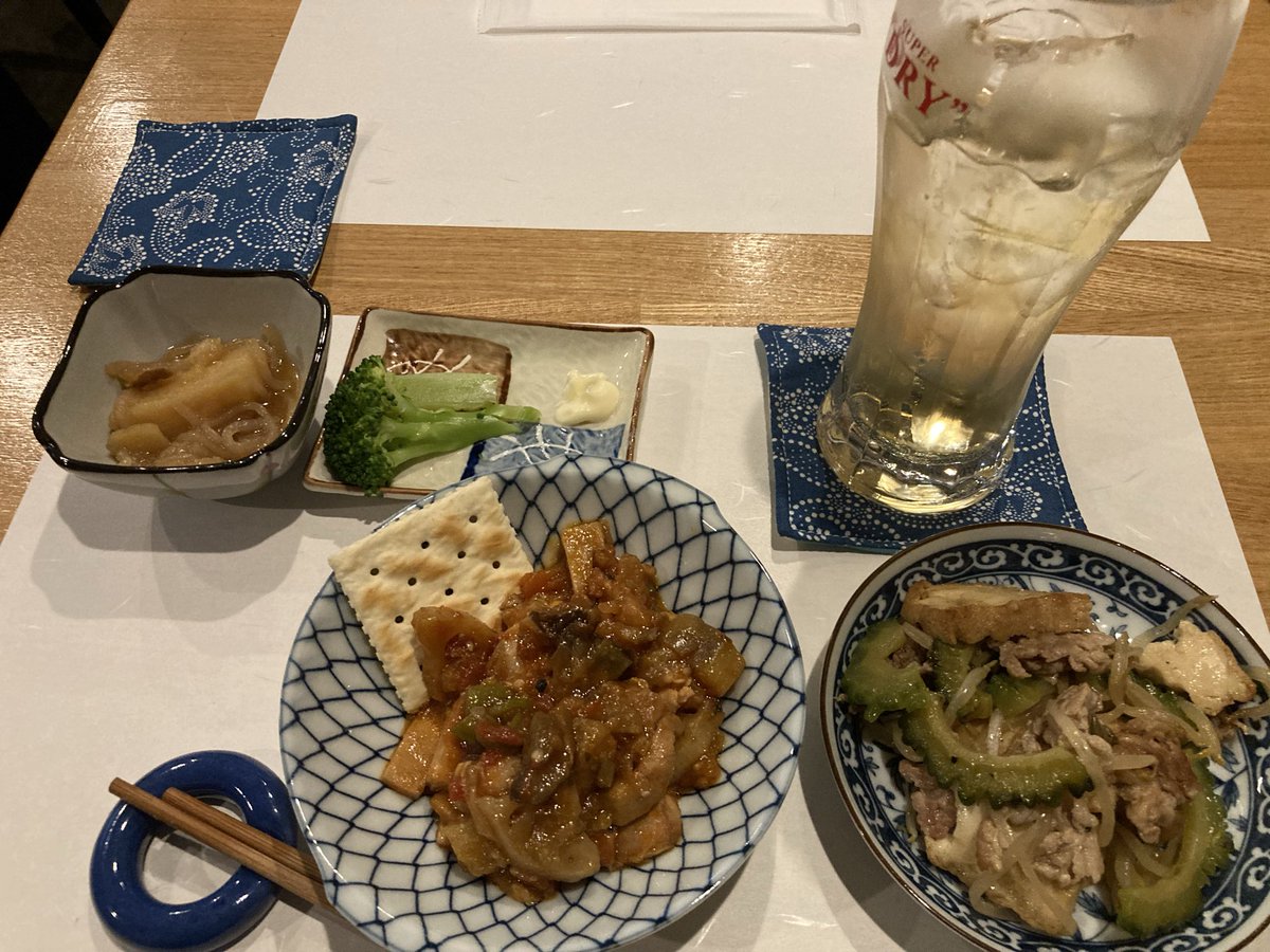 hikiten's tweet photo. 友達が手伝ってる居酒屋に寄って、少し語らいを。おばんざいうまー！ https://t.co/f0f3SKtdw0