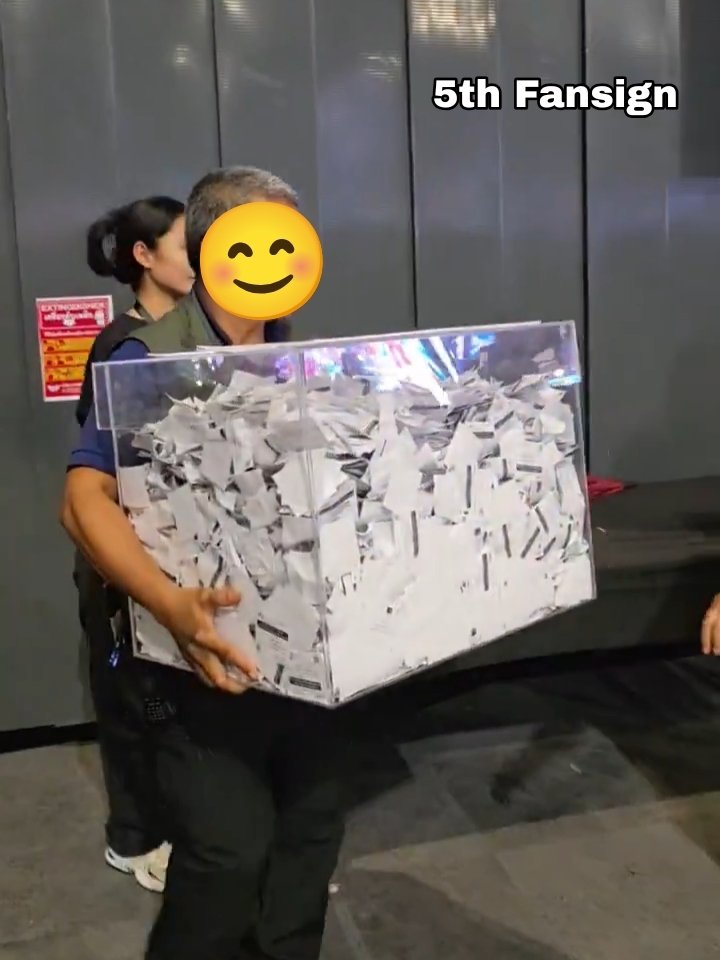 jossgawincrumbs's tweet photo. Look how the box gets bigger and fuller in every fansign of our boys 😭❤️

#GMMTVFANIVAL2026HappyFamily 
#JossGawin https://t.co/PA2ayXjAjQ