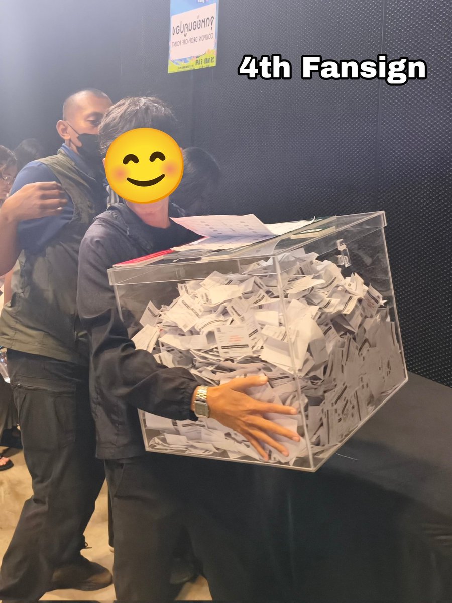 jossgawincrumbs's tweet photo. Look how the box gets bigger and fuller in every fansign of our boys 😭❤️

#GMMTVFANIVAL2026HappyFamily 
#JossGawin https://t.co/PA2ayXjAjQ