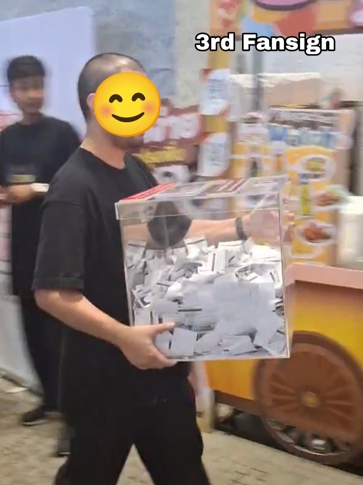 jossgawincrumbs's tweet photo. Look how the box gets bigger and fuller in every fansign of our boys 😭❤️

#GMMTVFANIVAL2026HappyFamily 
#JossGawin https://t.co/PA2ayXjAjQ