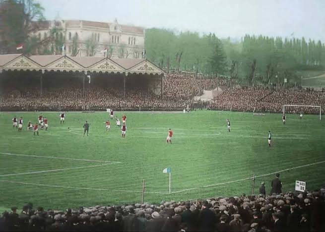 EvlGohhan56717's tweet photo. Estadio original del Crystal Palace.
Funcionó como la sede oficial de la final de la FA Cup entre 1895 y 1914.
Podía albergar multitudes enormes para la época, la final de 1913 registró un récord histórico de asistencia de 120,000 espectadores.

#Stadiumretro #Pes21 https://t.co/3HDR7FhdKz