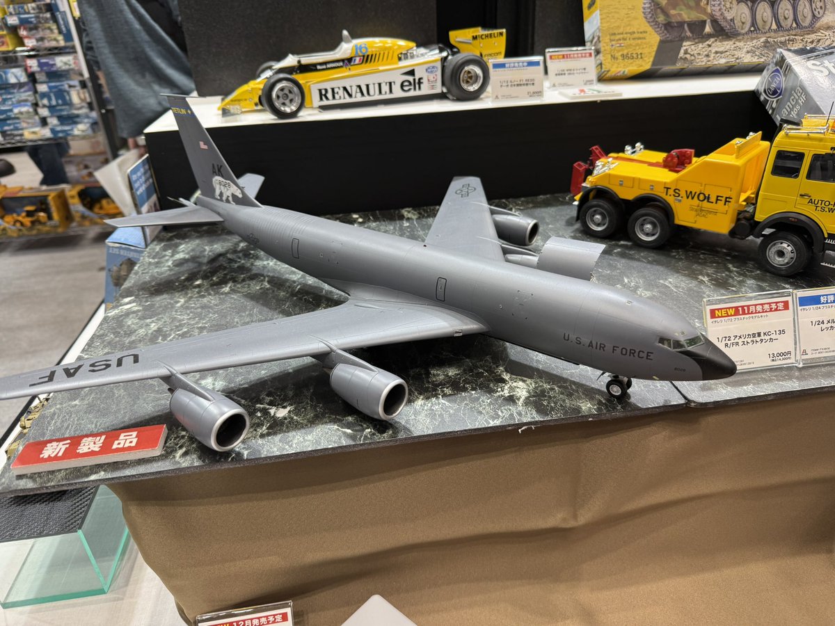 KTGonly01's tweet photo. スケールが1/72なだけあって画角に収まらないほど馬鹿デカいイタレリのKC-135R/FRストラトタンカー
プラッツの展示ブースで一際目立つ！ https://t.co/Vne55wNkYS