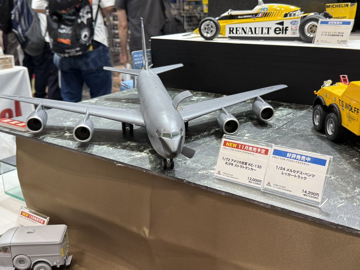 KTGonly01's tweet photo. スケールが1/72なだけあって画角に収まらないほど馬鹿デカいイタレリのKC-135R/FRストラトタンカー
プラッツの展示ブースで一際目立つ！ https://t.co/Vne55wNkYS