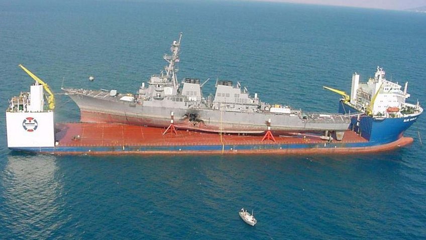 heikihenken's tweet photo. 駆逐艦コール 2000年10月に自爆ボートが側面に直撃して大穴空いた事件が功績より有名になってしまったアメリカ海軍のミサイル駆逐艦。事件のアデン港だと修理できないので本国まで大型運搬船の上に直載せして運んだ。 https://t.co/QB4JeRFahv