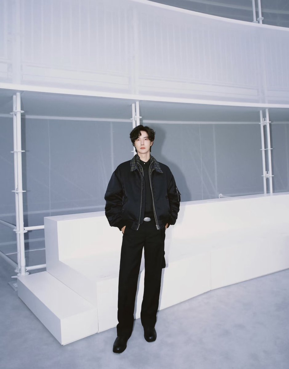 852058BI's tweet photo. YIBO-OFFICIAL Xiaohongshu 

หวังอี้ป๋อที่งาน LOEWE !

หวังอี้ป๋อ เข้าร่วมชมแฟชั่นโชว์ LOEWE คอลเล็กชัน Spring/Summer 2027

WANG YIBO AT LOEWE SS27 #WangYiboPFWSS27xLoewe
#WangYibo #หวังอี้ป๋อ https://t.co/pQL5VviWdo