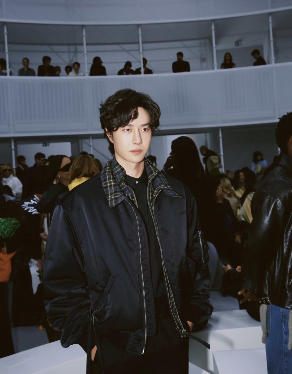 852058BI's tweet photo. YIBO-OFFICIAL Xiaohongshu 

หวังอี้ป๋อที่งาน LOEWE !

หวังอี้ป๋อ เข้าร่วมชมแฟชั่นโชว์ LOEWE คอลเล็กชัน Spring/Summer 2027

WANG YIBO AT LOEWE SS27 #WangYiboPFWSS27xLoewe
#WangYibo #หวังอี้ป๋อ https://t.co/pQL5VviWdo