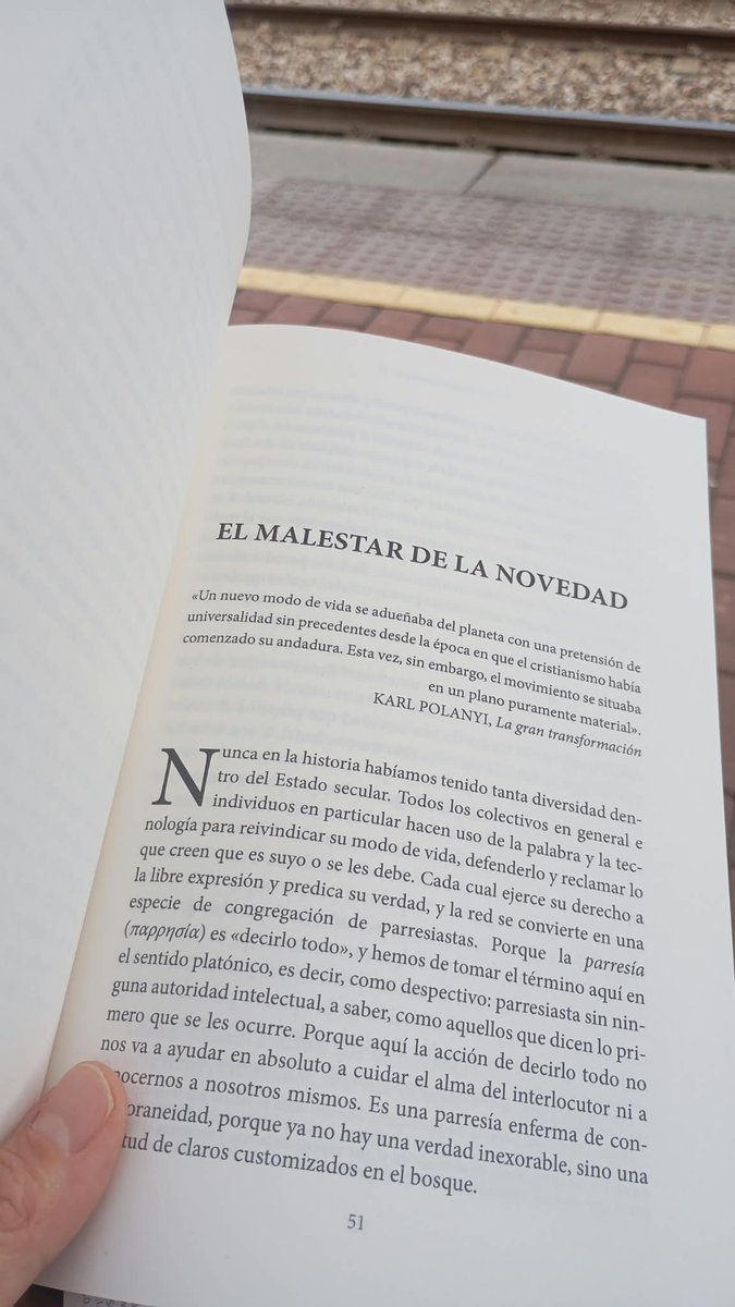 ramsesradi's tweet photo. "El último recodo es un #ensayo filosófico y literario que explora, con lucidez, las contradicciones del sujeto contemporáneo en una sociedad marcada por el #neoliberalismo, la desafección política y el vacío metafísico."
https://t.co/kfACjGoeFr
#filosofia  #FelizSábado https://t.co/knka2Auocn
