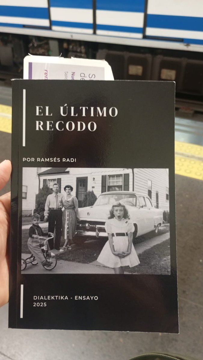 ramsesradi's tweet photo. "El último recodo es un #ensayo filosófico y literario que explora, con lucidez, las contradicciones del sujeto contemporáneo en una sociedad marcada por el #neoliberalismo, la desafección política y el vacío metafísico."
https://t.co/kfACjGoeFr
#filosofia  #FelizSábado https://t.co/knka2Auocn