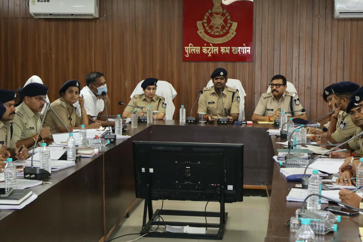 khargonepolice1's tweet photo. खरगोन श्री रविन्द्र वर्मा की अध्यक्षता में पुलिस कंट्रोल रूम में अपराध समीक्षा बैठक आयोजित।
🔹लंबित अपराधों व मर्ग/शिकायतों का शीघ्र निराकरण
🔹अवैध गतिविधियों व असामाजिक तत्वों पर सख्त कार्रवाई 🔹आगामी त्योहारों के दृष्टिगत सोशल मीडिया निगरानी व अलर्ट रहने के निर्देश https://t.co/cSiaWDxjWw