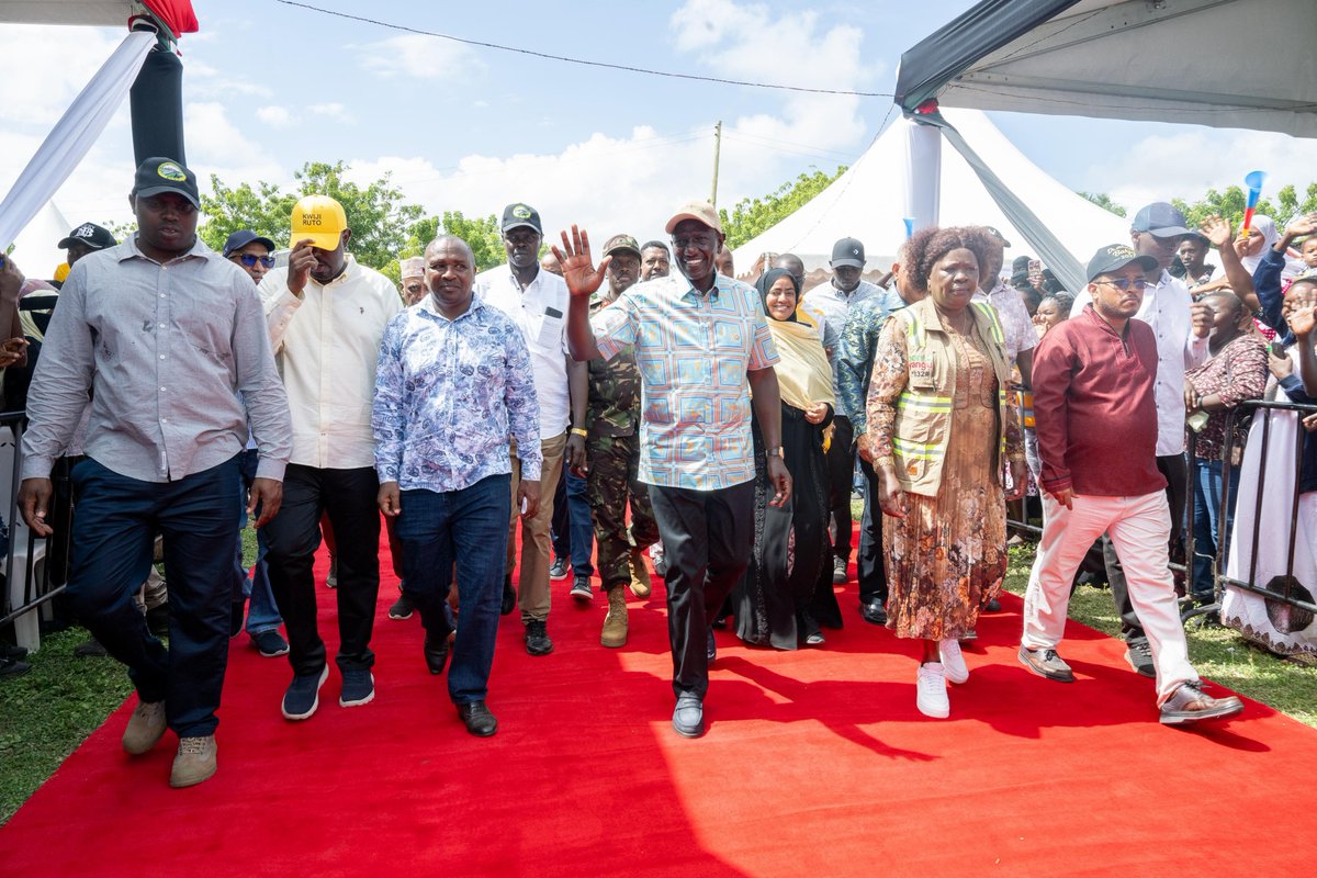 WilliamsRuto's tweet photo. Handed over 20,189 title deeds to residents of Lamu County, part of the 300,000 ownership documents we are issuing across the Coast.

The beneficiaries include residents of Ashuwei, Mvundeni, Rubu, Mwambore and Simambae community lands, as well as the Shanga/Ishakani, Muhamarani, Kauthara, and Hindi Magogoni settlement schemes, among others.
