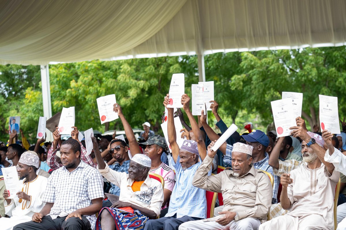 WilliamsRuto's tweet photo. Handed over 20,189 title deeds to residents of Lamu County, part of the 300,000 ownership documents we are issuing across the Coast.

The beneficiaries include residents of Ashuwei, Mvundeni, Rubu, Mwambore and Simambae community lands, as well as the Shanga/Ishakani, Muhamarani, Kauthara, and Hindi Magogoni settlement schemes, among others.