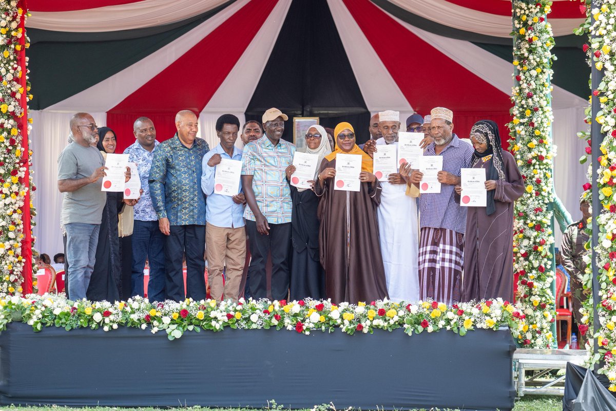 WilliamsRuto's tweet photo. Handed over 20,189 title deeds to residents of Lamu County, part of the 300,000 ownership documents we are issuing across the Coast.

The beneficiaries include residents of Ashuwei, Mvundeni, Rubu, Mwambore and Simambae community lands, as well as the Shanga/Ishakani, Muhamarani, Kauthara, and Hindi Magogoni settlement schemes, among others.