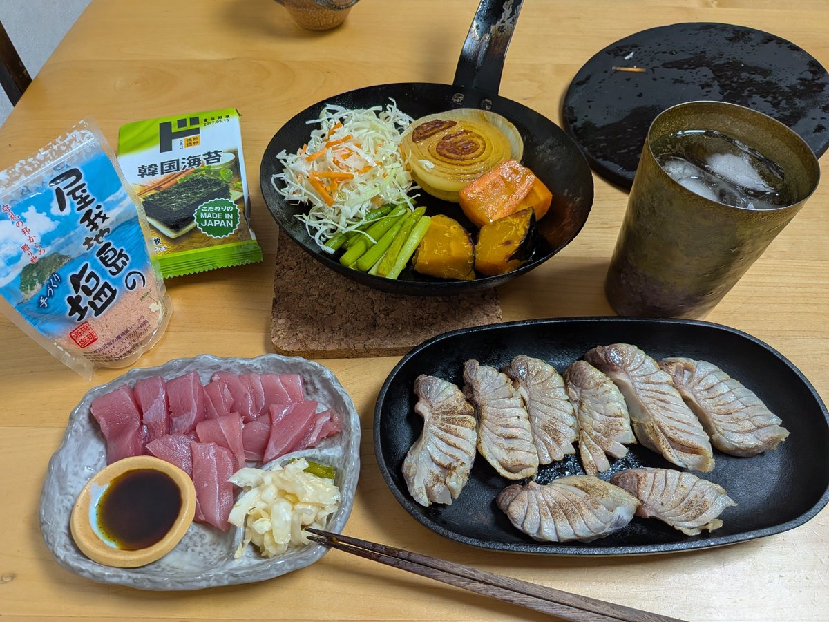 sakamo1002's tweet photo. 妻と子ども達は、友達家族と外食。1人 #夜ごはん マグロアラからとった刺身、シイラのハラミ炙り（1週間、塩出水抜き）、焼き野菜。JAの直売所でアスパラ買えた。デザートは、タルトで誕生日をお祝い。#料理 #料理記録 #ごはん記録 https://t.co/ptuHAMWb99
