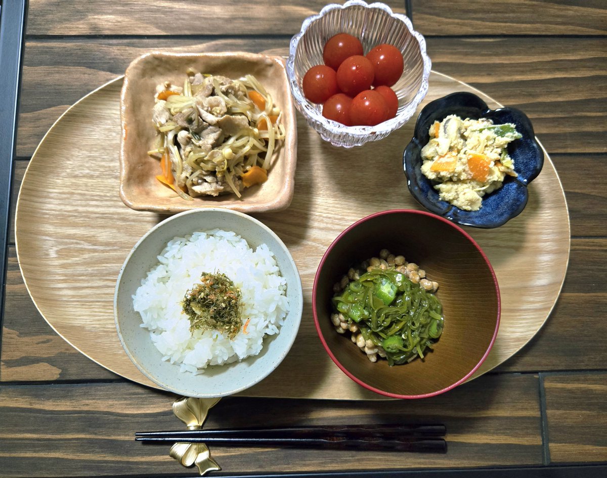kuromoto_note's tweet photo. 豚肉エノキもやし炒め
ミニトマト🍅
昨日の残りもの
めかぶオクラ納豆
ふりかけごはん

#おうちごはん https://t.co/G7xvokjUY2