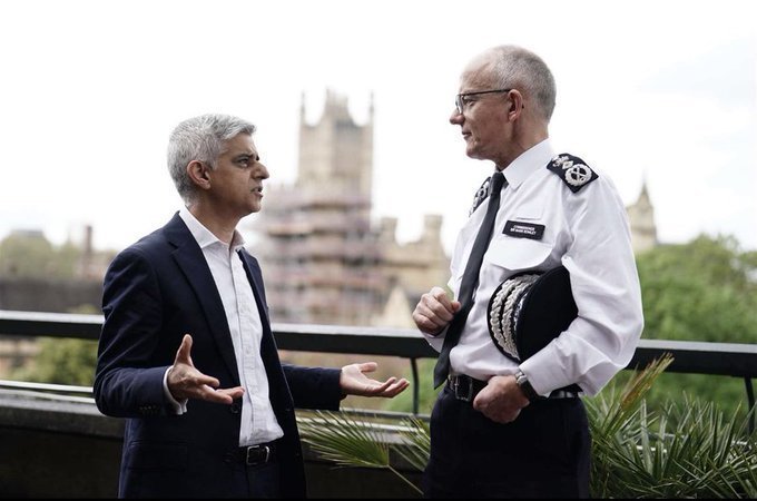 PaulSmi78490476's tweet photo. Make no mistake, the Met Police and Sadiq Khan instructed the Police not to investigate the attacks on Nigel Farage's London home. 
They could have arrested the suspect.
Two Tier Policing, Khan has very high security and Police cars follow him even when he takes his dogs for a walk in the park after being dropped of by a bullet proof Range Rover.