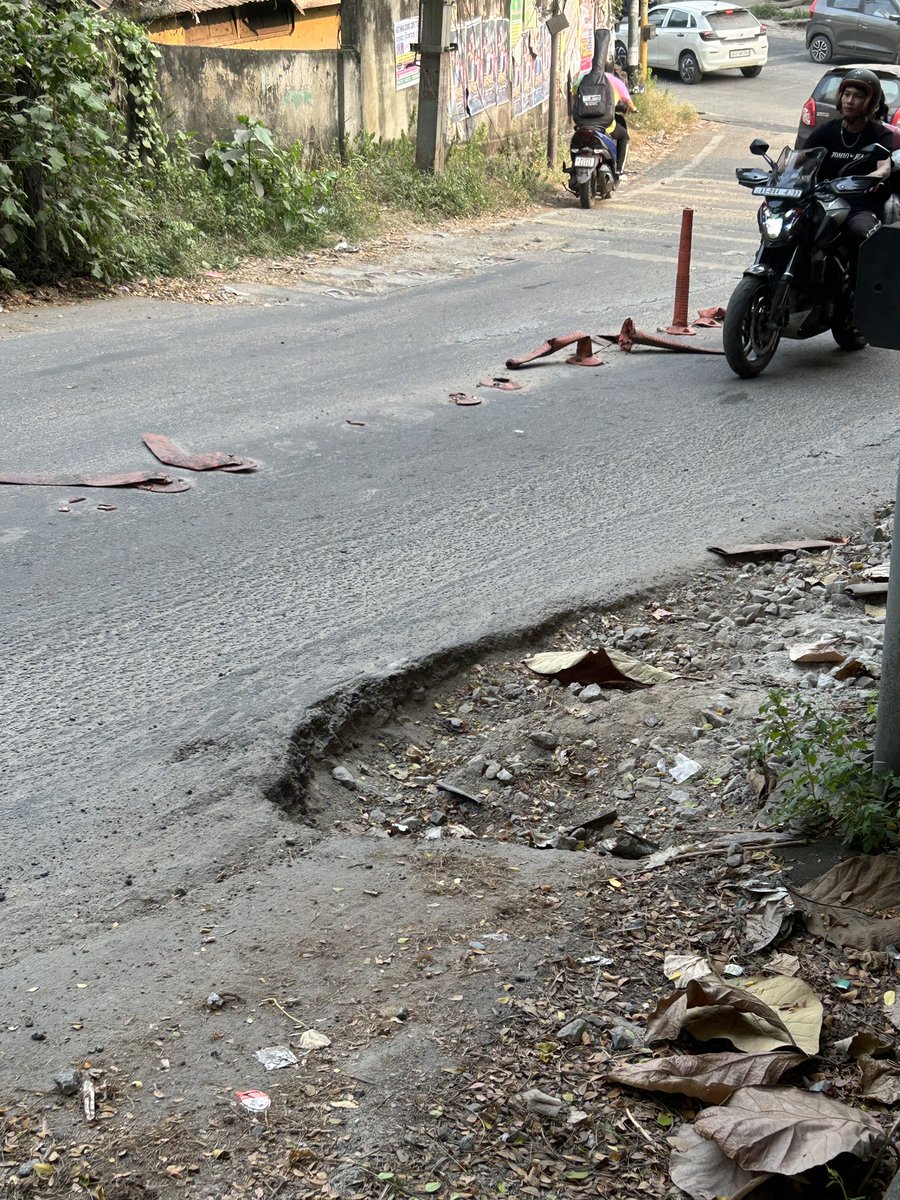 NeelNilkamal's tweet photo. @DCKamrupMetro I urge your office too look into the dangerous potholes infront of sarvasiksha abhiyan office, while going to GMC. 
@himantabiswa sir, it's only a matter of time before someone loses their lives.
The area has become dangerous, especially 2 wheelers. https://t.co/lykuWzwyhu