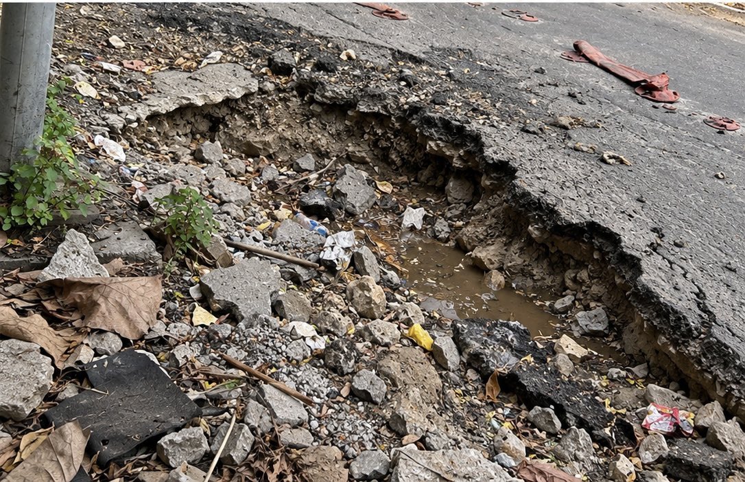 NeelNilkamal's tweet photo. @DCKamrupMetro I urge your office too look into the dangerous potholes infront of sarvasiksha abhiyan office, while going to GMC. 
@himantabiswa sir, it's only a matter of time before someone loses their lives.
The area has become dangerous, especially 2 wheelers. https://t.co/lykuWzwyhu
