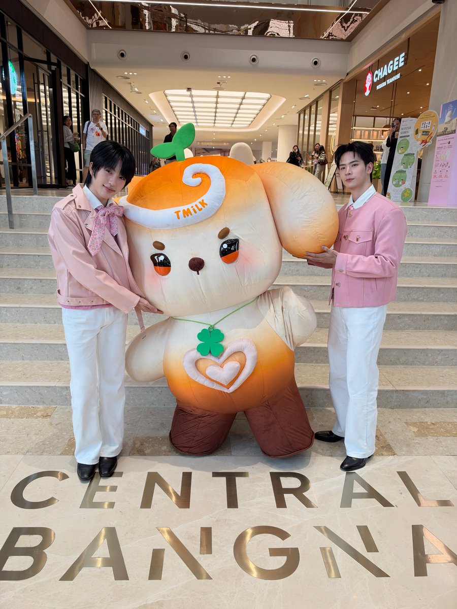DomundiTV's tweet photo. พบกับ “ลาเต้” @latte_tnc “คิม” @Kkim_pongsaton และ “น้องทีมิลล์” @TMiLK_Domundi ได้ในงาน CENTRAL BANGNA NEW TO MEET YOU ✨

#CentralBangnaxLatteKim
#CentralBangnaxTMilk https://t.co/tqedjRENMx