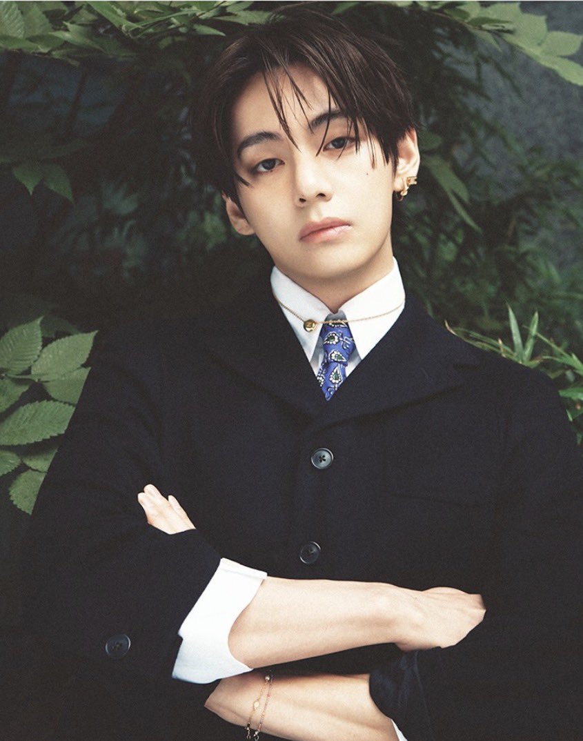 vstreamtw's tweet photo. TAEHYUNG X CELINE 
Été 2027 show
#CelineEte2027 
#VxCELINE 

放大的美貌😍 https://t.co/4jxbBSYzNE