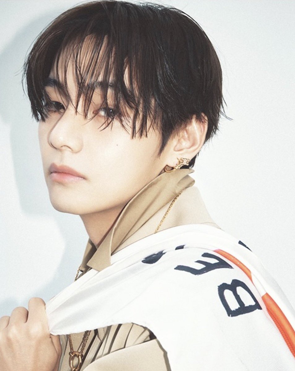 vstreamtw's tweet photo. TAEHYUNG X CELINE 
Été 2027 show
#CelineEte2027 
#VxCELINE 

放大的美貌😍 https://t.co/4jxbBSYzNE