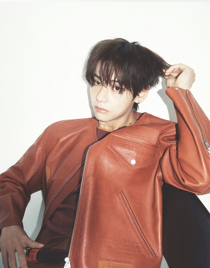 vstreamtw's tweet photo. TAEHYUNG X CELINE 
Été 2027 show
#CelineEte2027 
#VxCELINE 

放大的美貌😍 https://t.co/4jxbBSYzNE