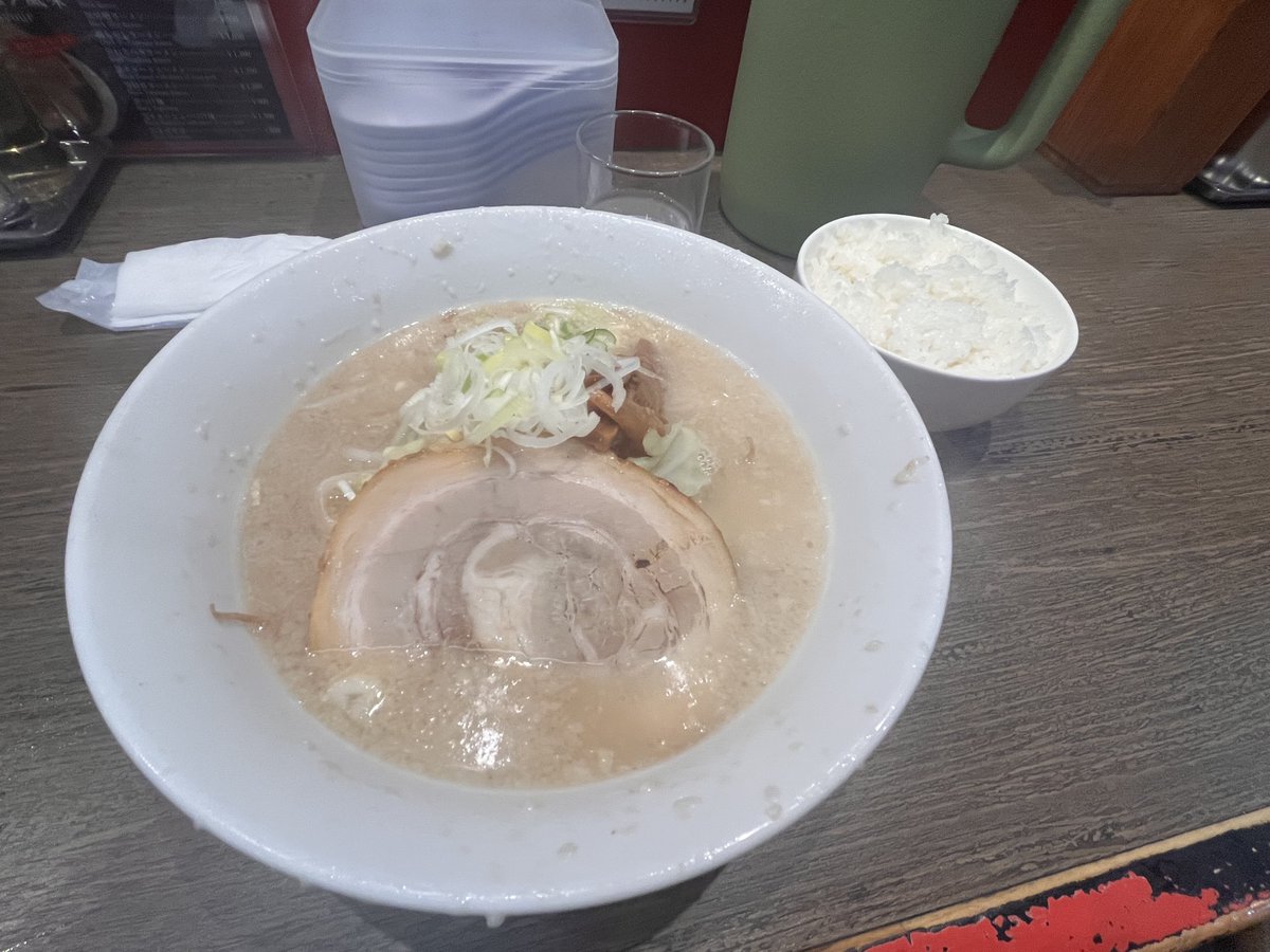 maholoba0123's tweet photo. さーすがに鯛めしは諦めてラーメンで締めました！
でもめっちゃ美味しかったです。
1日朝から何も食べてなかったので唐揚げもビールもラーメンも染み渡りました。

めっちゃ疲れたけどすっごい楽しかったです！！
明日の最終日もよろしくお願いします🙇‍♂️ https://t.co/36iBdQdEjp
