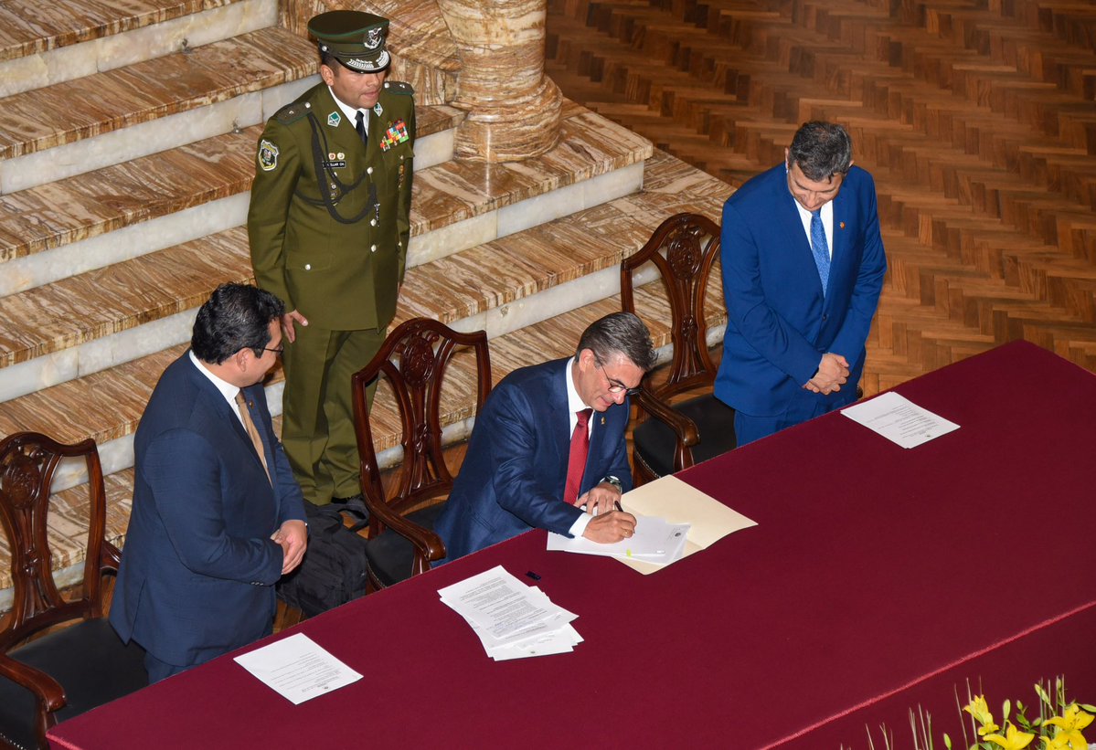 Ofiprebo's tweet photo. El presidente Rodrigo Paz promulgó la Ley 1773, que modifica la Ley Orgánica del Ministerio Público y establece un mecanismo para la suspensión definitiva del Fiscal General del Estado.

La Asamblea Legislativa Plurinacional aprobó la norma con dos tercios de votos en ambas cámaras y será la encargada de designar al Fiscal General interino en la misma sesión en que se disponga la suspensión definitiva, garantizando la continuidad de las funciones del Ministerio Público.