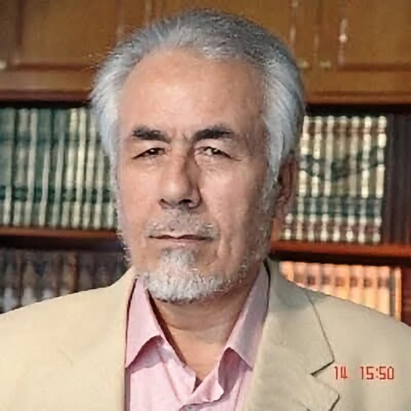 Ferdi_Karabasan's tweet photo. HOCALIĞIMDAN UTANDIM...
HELAL HARAM HASSASİYETİ

 5 LİRA
   Yetmiş beş yaşında bir hanımefendi arkadaşlarıyla konuşurken;
- “Daha ilk okula gitmediğim bir zamanda yolda oyun oynarken yerde beş lira buldum. Dünyalar benim oldu hemen arkadaşımla bakkal koştum.
- “Bana şeker ver.” dedim ve beş lirayı uzattım.
   Bir kese kağıdına şekerleri koydu paranın üstünü de verdi. Arkadaşımla birlikte yemeye başladık, doyduk ama şeker bitmedi.
Sevinerek eve geldim, anneme elimdeki paraları verdim, annem nereden bulduğumu sordu;
- Yolda buldum” dedim.
 Annem ellerini havaya kaldırdı ve
 - ‘Amanııııın’ dedi, iki elini dizlerine öyle vurdu ki daha sonra beş parmağın izini gördüm ve annem 
- “Bunun sahibi bu parayı kazanmak için kim bilir kaç gün çalıştı.” diye sızlandı durdu.

  Babama parayı teslim etti babam da mahallede herkese duyrumaya çalıştı, sahibini buldular ve teslim ettiler. 
İşte o gün annemin,
- ‘Amanıııın” demesi ve ellerini dizlerine vurması beni her zaman harama karşı dizginlemiştir.” dedi.

  İşte eğitim de, öğretim de bu. 
Yürek yangınıyla dışarı çıkan bir tek kelime “Amanıııın” kelimesi ve iki el hareketi.
  Bugün bu kelimeyi ben, sen, o söylese aynı etkiyi yapar mı?
Cansız zannettiğimiz Ney veya Kavalı yaş kamıştan yapmazlar. Kuruyacak, takır takır ses verecek, uzun zaman beklemiş olacak ve çalmaya başladıklarında Kaval veya Neyi ateşin üzerinde gevretirler  ondan sonra kalbin en ince damarlarına kadar işleyecek sesi bulurlar.
   Telli sazların telinin kulağını bükerler, yamışmaya, gevşekliğe aldırmazlık yapmaya tele bile fırsat vermezler.

HARAMLA BESLENEN BEDENLER...
   Haramla beslenen bedenlerin, eğitim ve öğretimde etkilerini görüyor ve duyuyoruz.
   Tepeden tırnağa, yukardan aşağıya kadar toplumun her kesiminin bir şekilde harama bulaştırılması ve bulaşmamak için çalışanların da haramın tozundan nasibini alması sonunda haramı-helalı en iyi bilenlerin de harama bulaştığını görüveriyoruz.

    İSLÂMÎ EĞİTİM 
  Çok geçmez, eğer İslam’ın eğitim metoduna geçilmez, Avrupa kıtasından büyük Grönland adasını gasp eden, parasını peşin aldığı halde on yıldır malı teslim etmeyen haramilerin kriterlerinden ayrılamayız demeye devam edersek bütün eğitim kurumlarımız harami yetiştirmeye devam eder.

   Kur’an-i Kerimdeki haramla ilgili ayetleri, haramla beslenen biri öğretirse, o ayetler, pis borudan akan süt gibi olur.
   Boğazından haram girmemiş, ağzından yalan çıkmamış eğitimcilere ihtiyacımız var.
    İleride bir gün önemli makamlara atanacaklardan, (Önemsiz makam yoktur) "GEÇMİŞİNİN TEMİZ" olduğuna dair belge istendiği gibi, "TENİNDE HARAM BULAŞIKLIĞI VAR MI? "diye de belge istemek zorunda kalacaklar.
   Belgeyi verecek olan yetkilinin de vücudunun tamamı haramla beslendiğinden en az haram yiyenle yola devam etme zorunda kalabiliriz.
Ama ümitsiz olamayalım.

BİR GENÇ SORU SORDU...
   Sohbetlere katılan bir genç bana bir soru sormuştu, 
- “Sabahleyin okula gitmek için Minibüs durağına iki yol var. Biri beş yüz metre, diğeri üç yüz metre.
Ben beş yüz metrelik olanı tercih ediyorum. Üç yüz metrelik yolun kenarında boş bir arazi var; bu arazi vakıflara aitmiş. Babam rahmetli vakıf arazisine girmeyi ve ayağımıza vakıf arazisinden toprak bulaştırmayı bize yasaklardı. Ben basmıyorum ama sabah güneşi bana vurunca gölgem vakıf arazisinin üstünden gidiyor ben ne yapayım?
- “Bir şey olmaz, gidebilirsin” dedim ama hocalığımdan utandım.

Mahmut Toptaş
28/09/2026